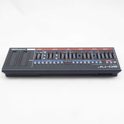 Roland JU-06 "Recreates the legendary JUNO-106 in a compact, book-sized format" [Z1G6774] (03/05) image 9
