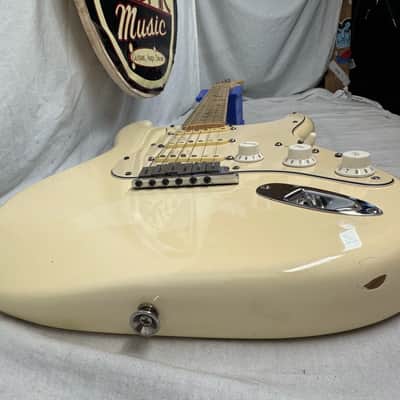 Fender American Standard Stratocaster Guitar with Case 2005 - Olympic White / Maple neck image 18