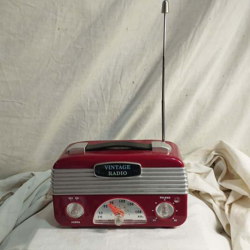 Petite radio "Vintage" modèle F645, AM-FM, portable image 1