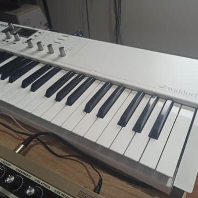 Waldorf Blofeld Keyboard 49-Key Synthesizer 2009 - Present - White image 4