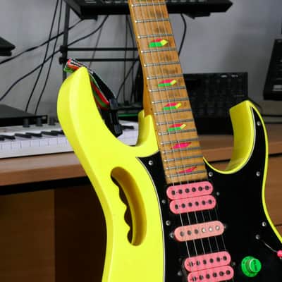 Ibanez JEM777DY Desert Yellow – 1988 First Generation Steve Vai Signature – Disappearing Pyramid Inlays – Original Pink Logo Ibanez Case image 2