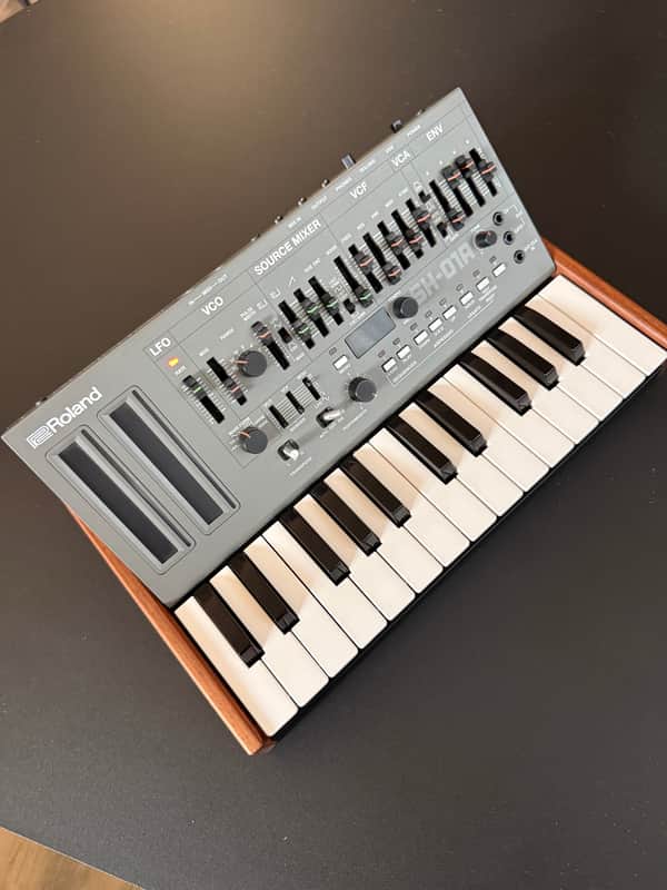 Roland SH-01A Boutique Series Synthesizer Module with K-25m Keyboard