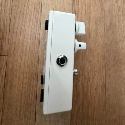 Mad Professor Snow White Auto Wah with Guitar/Bass Switch 2010s - White image 3