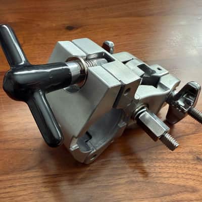 DW DWSMRKC15A 1.5" to Adjustable V Angle Drum Rack Clamp 2010s - Grey image 3