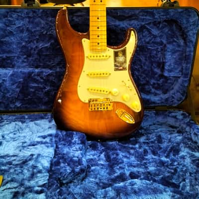 Fender 75TH ANNIVERSARY COMMEMORATIVE STRATOCASTER Maple Fingerboard, 2-Color Bourbon Burst image 1