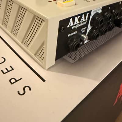 Akai MPC Live II Standalone Sampler / Sequencer Retro Edition 2020 - Present - Grey image 11