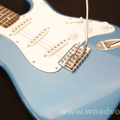 Squier Classic Vibe '60s Stratocaster with Laurel Fretboard 2019 - Present - Lake Placid Blue image 4