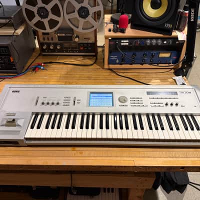 Korg Triton 61-Key 62-Voice Polyphonic Workstation 1999 - 2000 - Silver