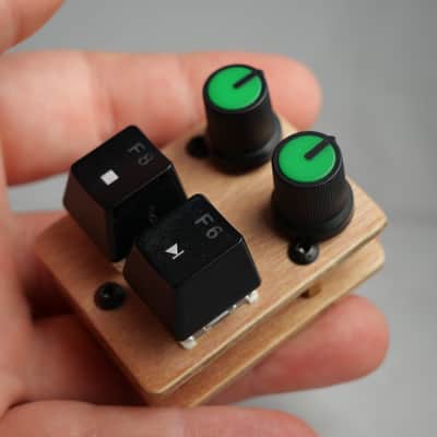 useMidi madMidiMini 2025 with 2 Note Buttons 2 Potentiometers and LEDs image 1