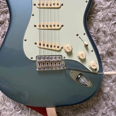 Fender Vintera '60s Stratocaster with Pau Ferro Fretboard 2019 - 2023 - Ice Blue Metallic image 3