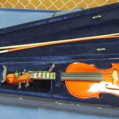 De Villier VN443 sized 4/4 violin with bow and case. China. Very Good Condition image 10