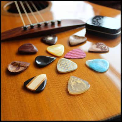 Timber Tones 12 Acoustic Guitar Picks in a Gift Tin 2024 - Polished image 4