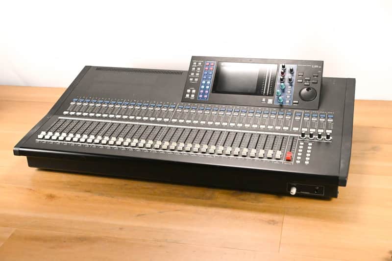 Yamaha LS9-32 32-Input Digital Mixing Console CG01Y2B image 1