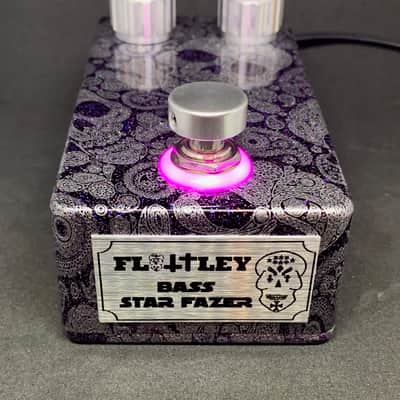 B Stock Flattley Guitar Pedals Bass Star Fazer - Bass Phaser Met Purple/Silver Skulls/Halo Ring LED image 3