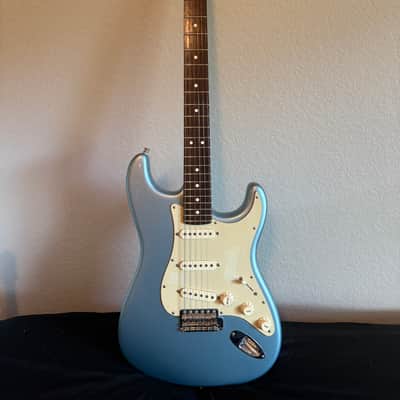 Fender 2005 FSR American Deluxe '62 Stratocaster Reissue Ice Blue Metallic with Matching Headstock image 4