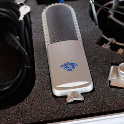 Samson VR88 Bidirectional Velocity Ribbon Mic w/ Shockmount and Case image 1