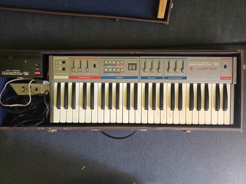 Junost-21 soviet string synthesizer/keytar image 1