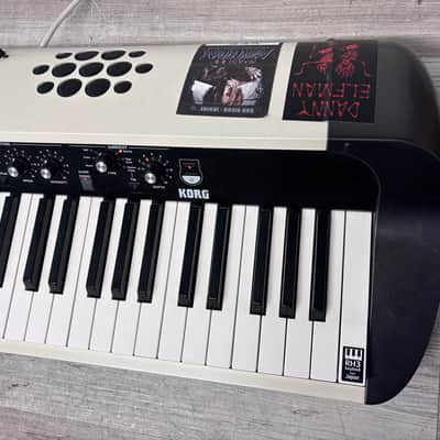 Korg SV2-SP 88 Key Stage Vintage Digital Piano with Speakers 2020 - Present - Creme with White / Black Keys image 5