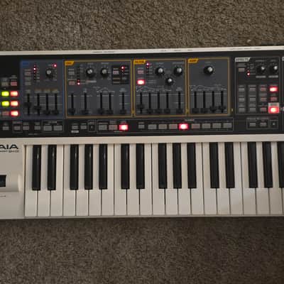 Roland SH-01 GAIA 37-Key Digital Synthesizer 2010 - 2012 - White