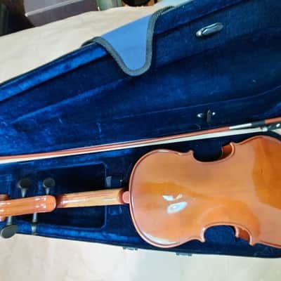 De Villier VN443 sized 4/4 violin with bow and case. China. Very Good Condition image 3