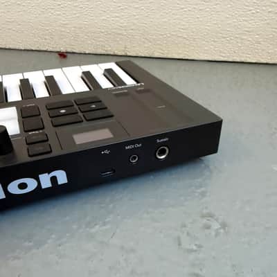 Novation Launchkey Mini MKIII MIDI Keyboard Controller 2019 - Present - Black image 2