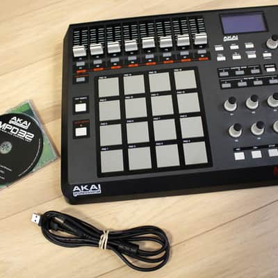AKAI Professional MPD32 USB/Midi MPC Drum Pad Controller Unit - With USB Cable & Disc Bild 3