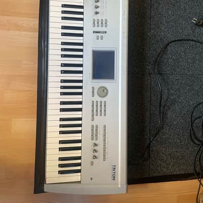 Korg Triton Pro X 88-Key 62-Voice Polyphonic Workstation 1999 - 2000 - Silver