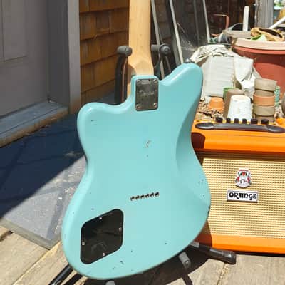 Squier Paranormal Toronado 2021 - Present - 3-Color Sunburst image 4