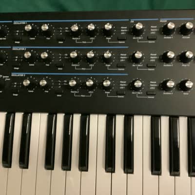 Novation Summit 61 key/16 voice synth Bild 2