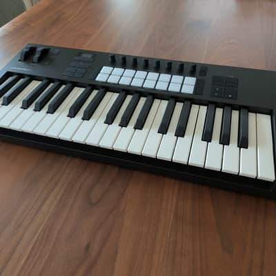 Novation Launchkey 37 MKIV MIDI Keyboard Controller - Black image 3
