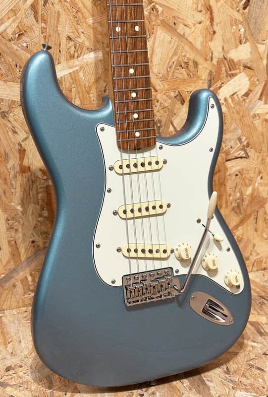 Pre Owned Fender 2022 Vintera '60s Stratocaster - Ice Blue Metallic Inc. Bag image 1