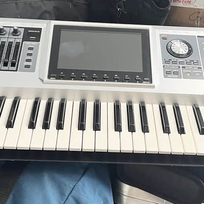 Roland Fantom-G6 61-Key Workstation Keyboard 2008 - 2012 - Silver