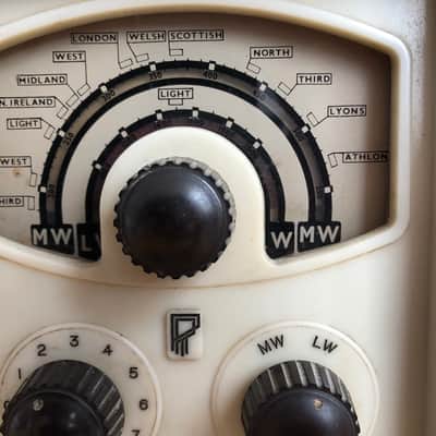 Radio Rentals RR56 valve radio 1950’s could be modified? RR56 1950 - Bakelite image 5