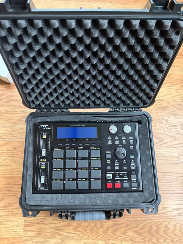 Akai MPC1000 sampler & EXTRAS - Black image 1