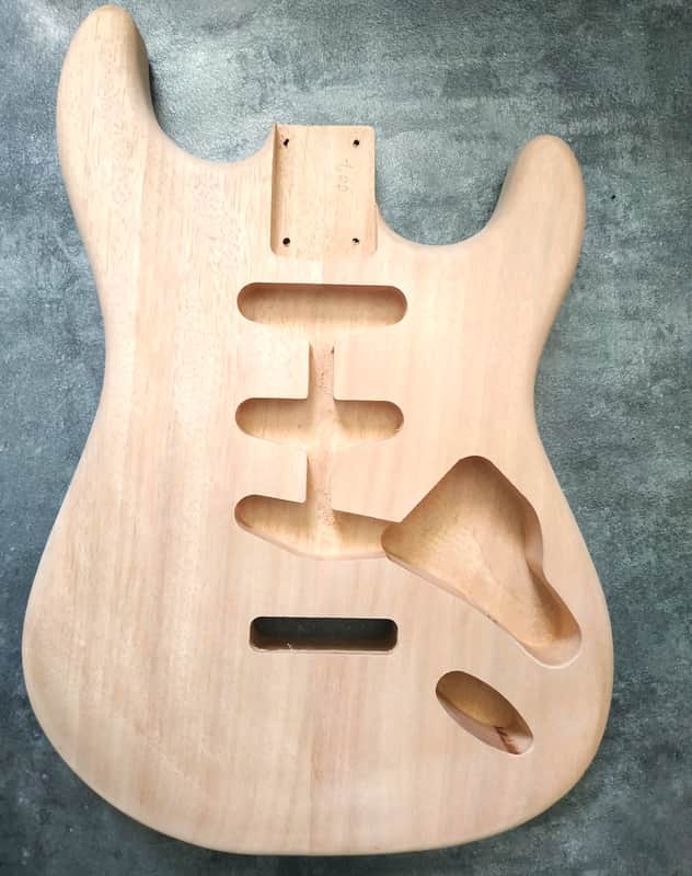 Mahogany light 2 pieces Body Stratocaster Style less than 1.7kilos (-3,75lb), Un image 1