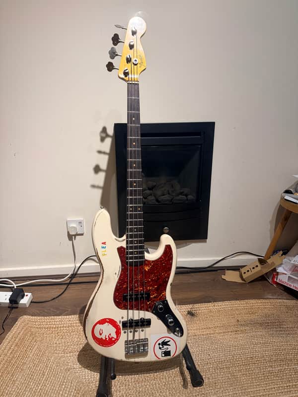 fender flea jazz bass 2016年製　ギグバック付き Fender Flea Jazz Bass Roadworn with Deluxe Gig Bag | American