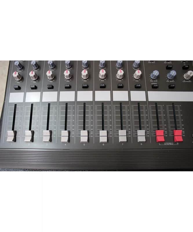 Yamaha MC802 Analog Audio Mixer | Reverb Canada