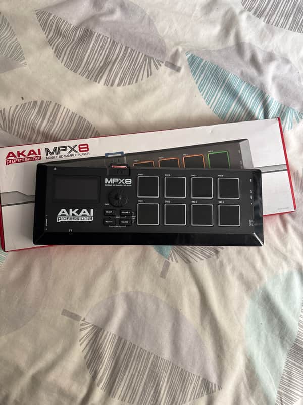 Akai MPX8 SD 2013 - Present - Black image 1
