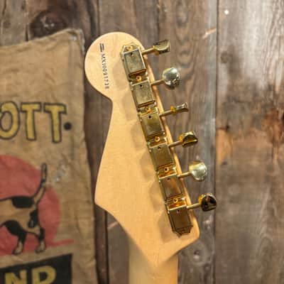 Fender Deluxe Players Stratocaster with Maple Fretboard 2010 - Sapphire Blue Transparent image 8
