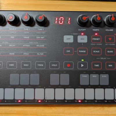 IK Multimedia UNO Analog Synth image 1