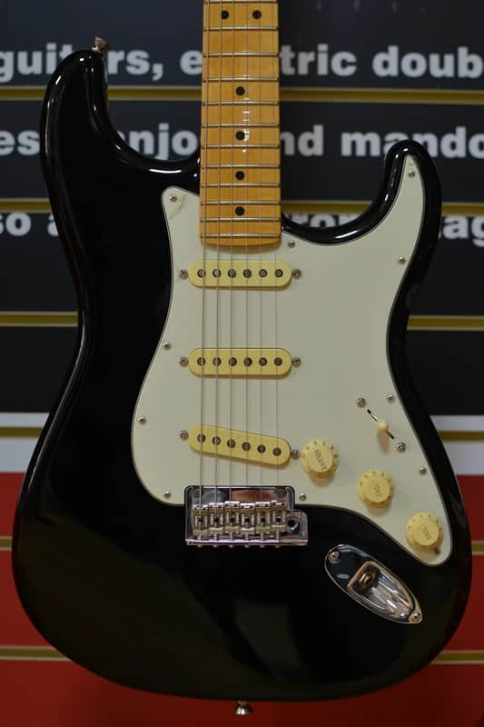 American Professional II StratocasterÂ® Maple Fingerboard, Black B Stock image 1