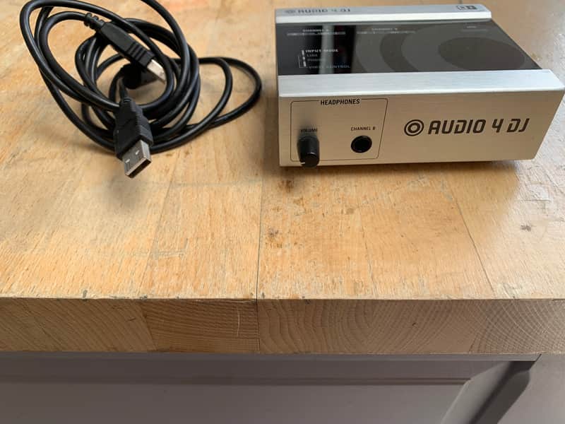 Native Instruments Audio 4 DJ interface image 1