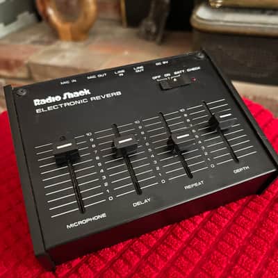 Realistic 32-1110 Desktop Electronic Reverb / Delay 1982 - 1989 - Black image 2