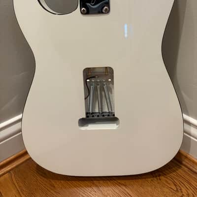 Unbranded Stratocaster partscaster - White w/black binding image 7