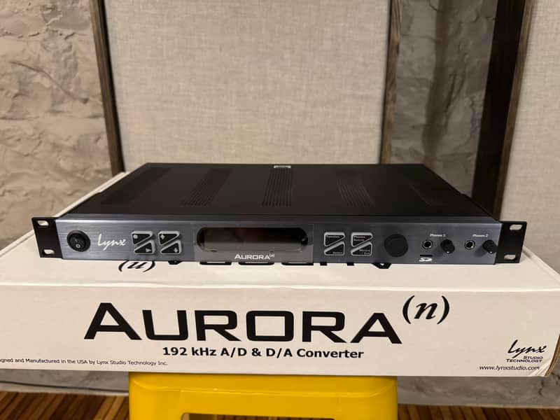 Lynx Aurora (n) 24-Channel AD/DA Converter with Thunderbolt Interface 2010s - Blue/Black image 1