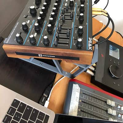 Single stand Novation peak - Synth stand 3dsf image 2