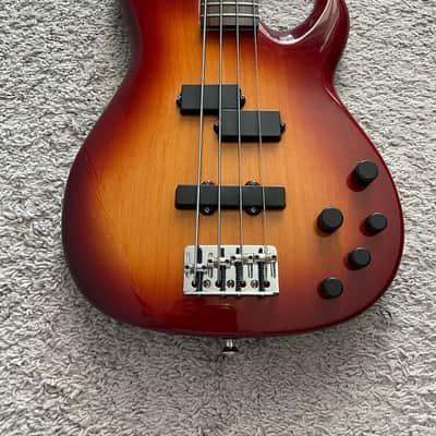 Fender Deluxe Zone Bass 2002 MIM Sienna Sunburst Rare 4-String Bass Guitar image 2