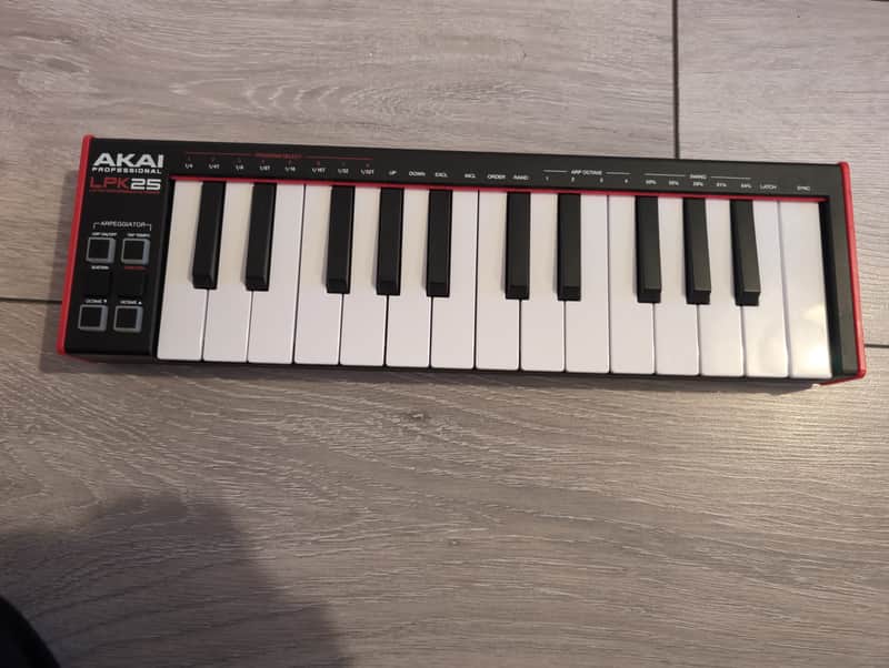 Akai LPK25 2012 - Present - Black image 1