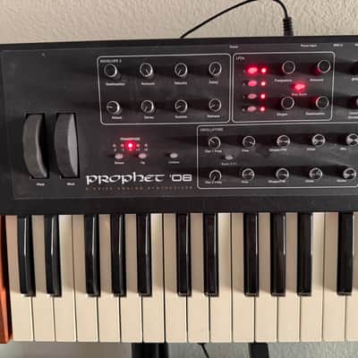 Immagine Dave Smith Instruments Prophet 08 PE 61-Key 8-Voice Polyphonic Synthesizer 2009 - 2015 - Black with Wood Sides - 4