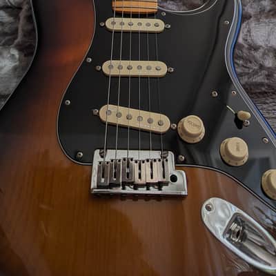Fender American Ultra Luxe Stratocaster with Maple Fretboard 2021 - 2024 - 2-Color Sunburst image 4